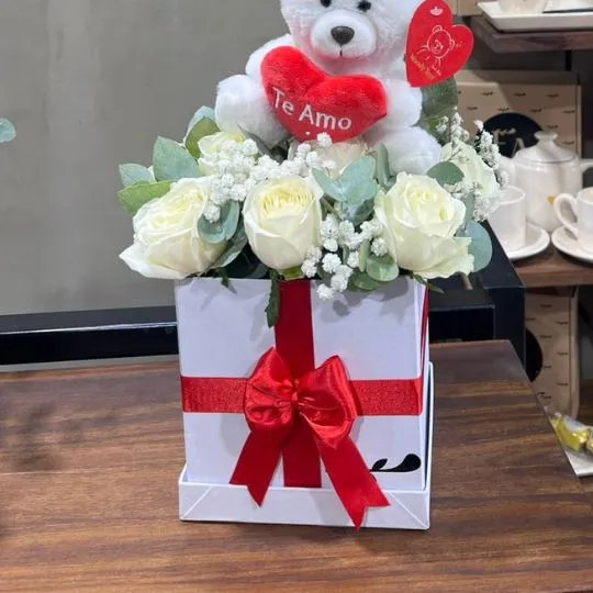 caja white con rosas peluche y globo te amo